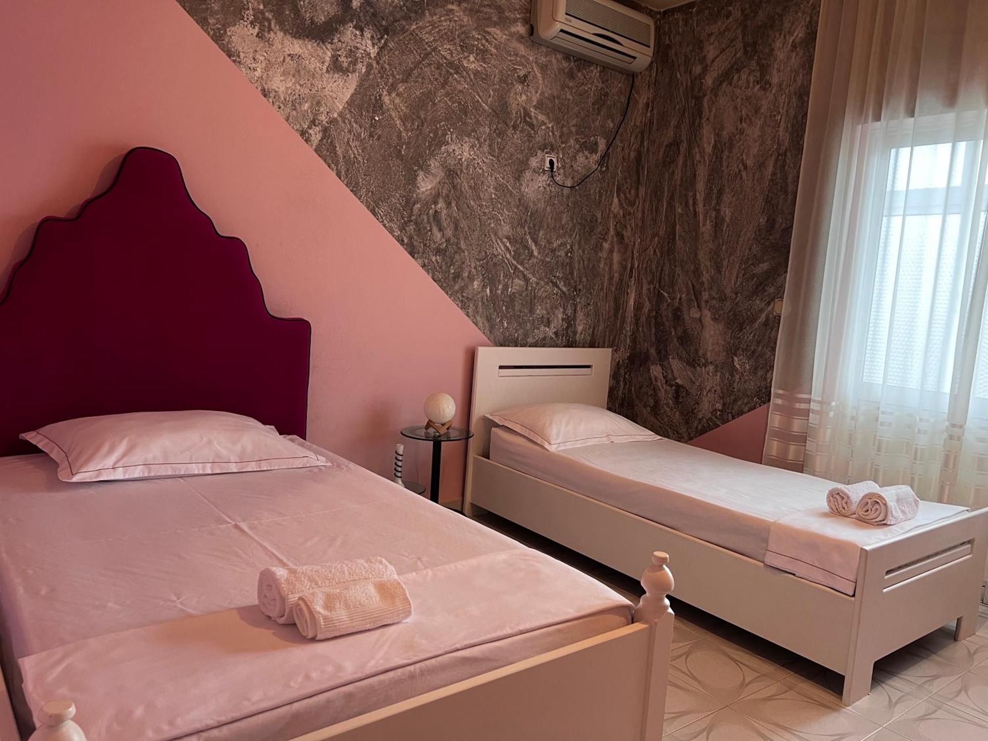 Berat Private Room In Haxhialiu Villa Buitenkant foto